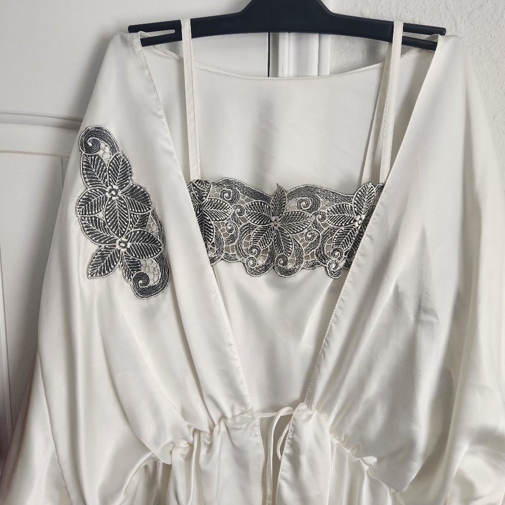 Indulgence Satin Ivory Robe & Pijama dress set Size Large - Picture 3 of 10